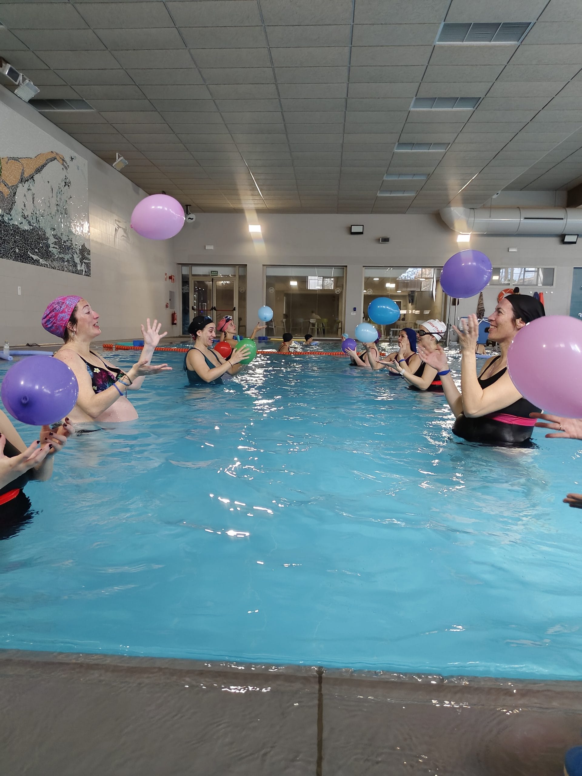 Natacion para embarazadas en Valencia con el metodo AIPAP, clases guiadas por matronas especializadas en ejercicio prenatal