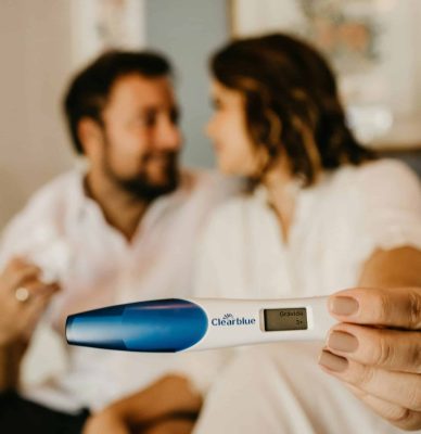 Embarazo Semana a Semana: Guía Completa para Futuras Mamás Mujer mostrando predictor de embarazo