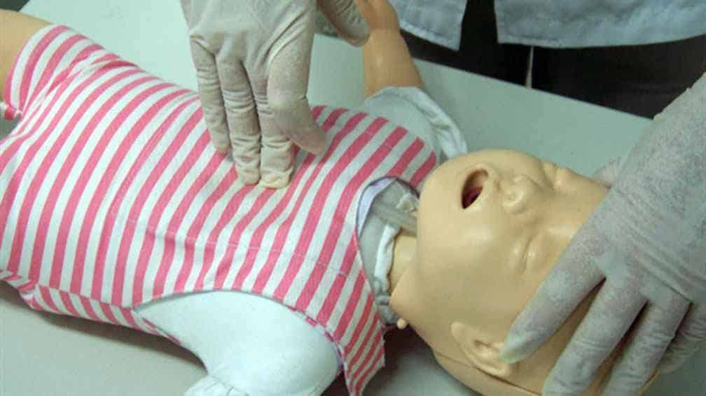 primeros auxilios bebé, ejercicios simulación con muñeco niño