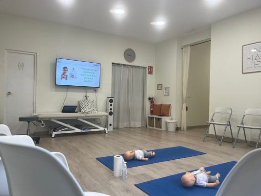Curso de primeros auxilios para bebes en Valencia con matrona ensenando RCP y maniobra de Heimlich a padres