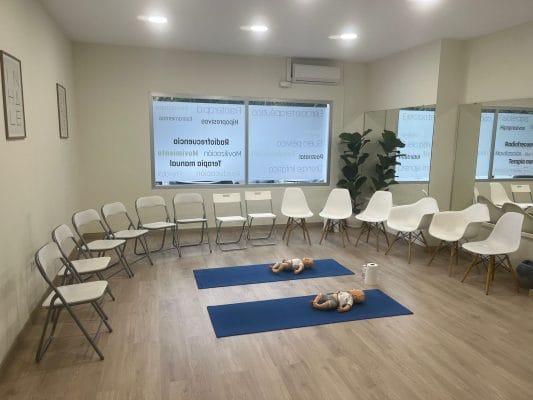 Taller de primeros auxilios para bebes y ninos en Valencia con matrona demostrando tecnicas de emergencia