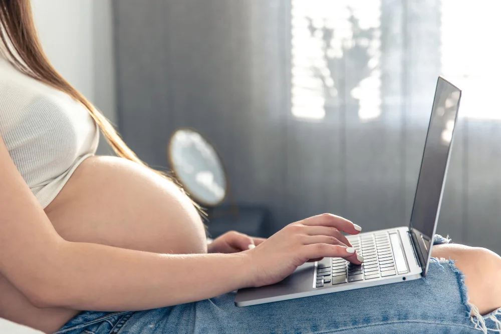 Embarazada realizando curso online de preparacion al parto desde casa con ordenador