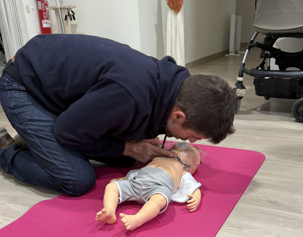 Matrona enseñando maniobras de RCP en bebés y niños en un curso de primeros auxilios pediátricos