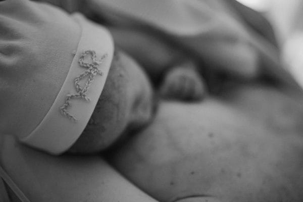 Niña recién nacida amamantando.