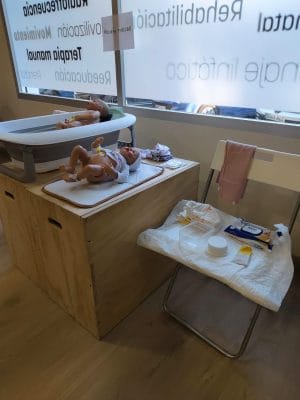Preparación al parto presencial en Valencia Muñecos, bañera y cambiador en el taller de recién nacido del curso de preparación al parto para parejas