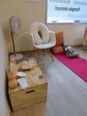 Preparación al parto presencial en Valencia Cojín de lactancia, muñeco y material para el taller de postparto y lactancia del curso de preparación al parto