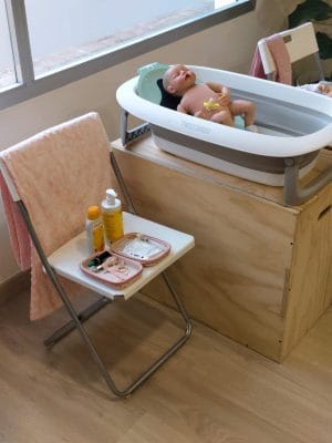 Preparación al parto presencial en Valencia Bañera con muñeco y material para practicar el baño del recién nacido en un curso de preparación al parto