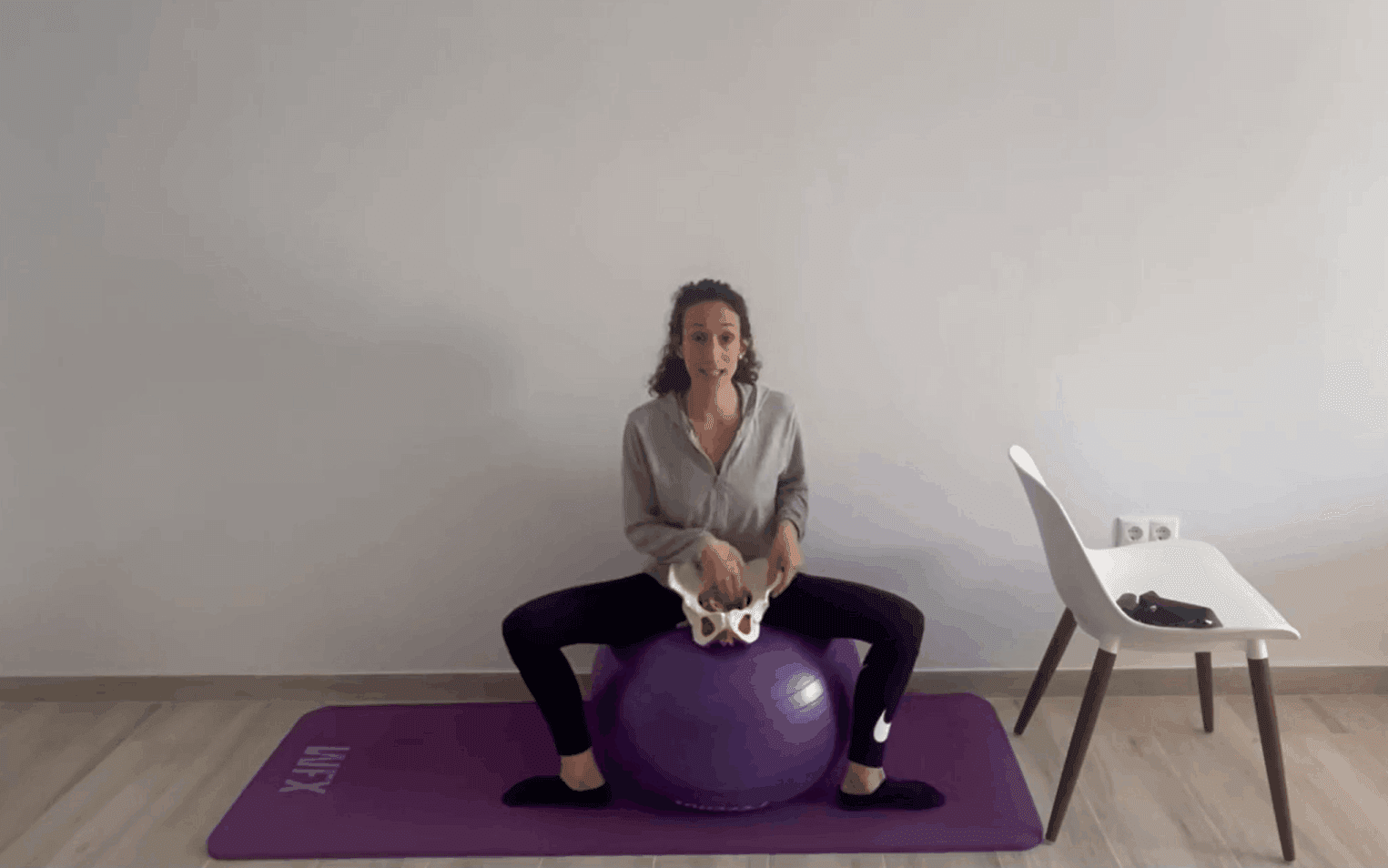 Curso de Preparación al Parto Online con Matronas Sesión online de AIPAP Terra con fitball