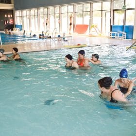Natación para embarazadas en Valencia con el método AIPAP Natación para embarazadas: ejercicio de fuerza en el agua