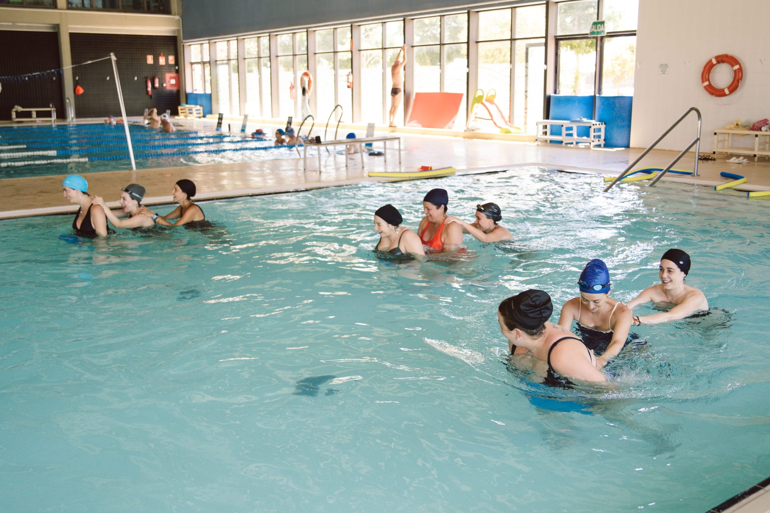 Natación para embarazadas en Valencia con el método AIPAP Natación para embarazadas: ejercicio de fuerza en el agua